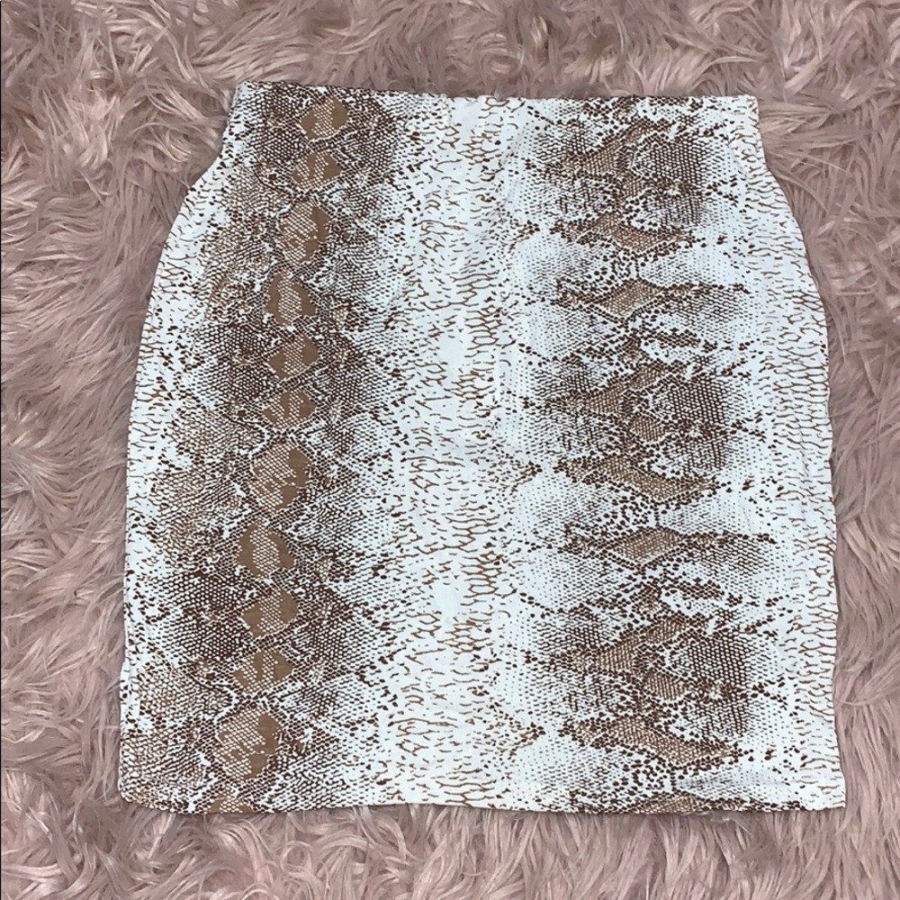 Boohoo snake skin skirts size 6 fits tight